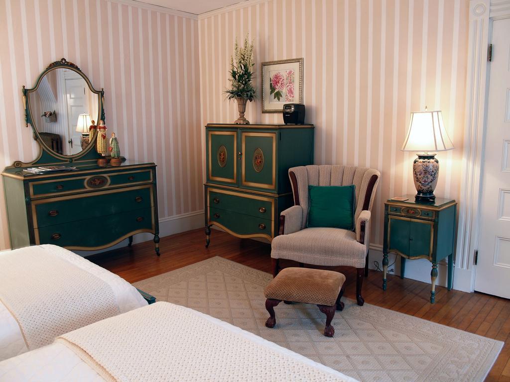 Belmont Inn Camden Room photo